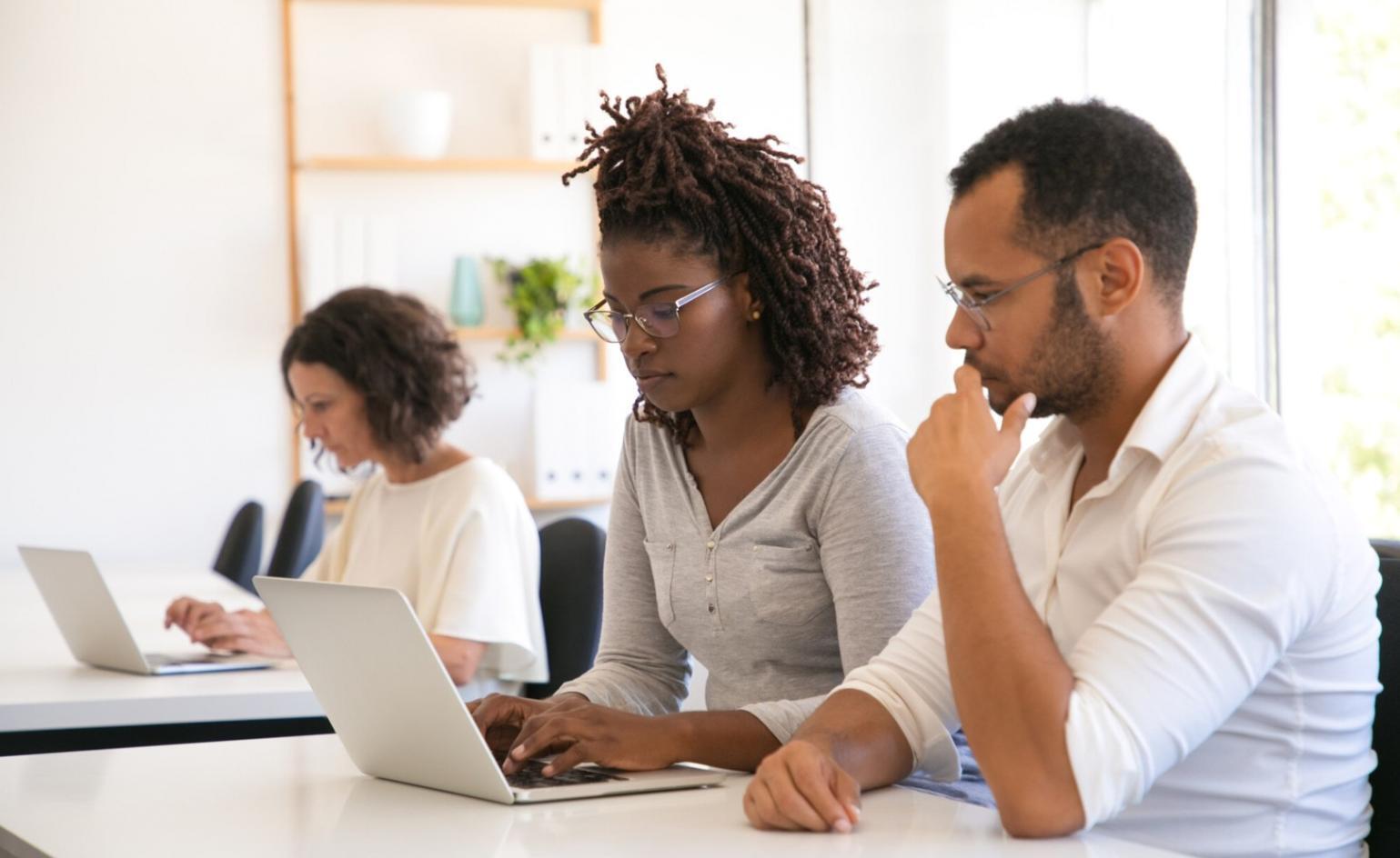 Espacio de trabajo moderno donde desarrollamos estrategias de pronóstico financiero personalizadas